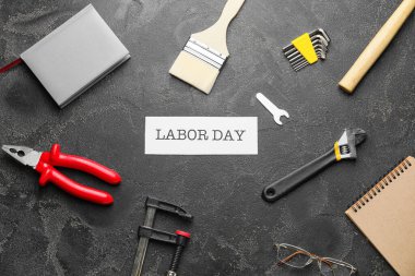 Koyu arkaplanda bir takım araçlar. İşçi Bayramı kutlamaları