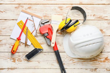 Hafif ahşap zemin üzerinde araçlar kümesi