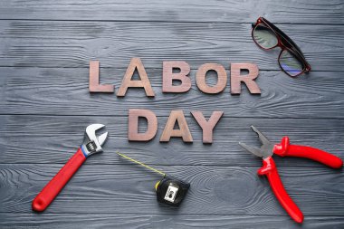 Ahşap arkaplanda araç ve metin LABOR Günü