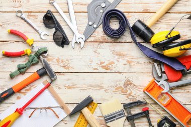 Hafif ahşap arka plandaki aletler. İşçi Bayramı kutlamaları