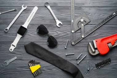 Ahşap arka planda bir takım araçlar. İşçi Bayramı kutlamaları