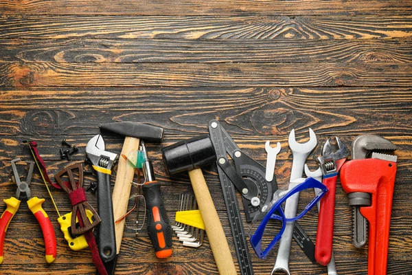 Ahşap arkaplanda bir takım araçlar