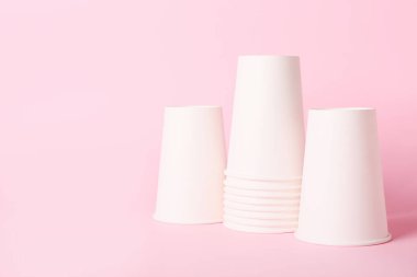 Renk arkaplanında boş paket servisi bardakları