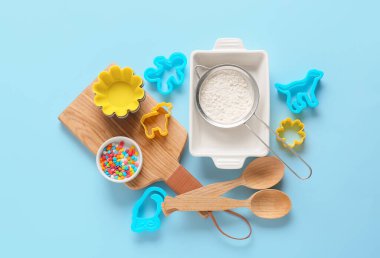 Fırını renklendirmek için mutfak gereçleri ve malzemeler