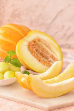 Renkli arkaplanda tatlı kesilmiş kavun