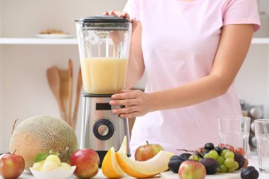 Mutfaktaki masada kavun püresi yapan kadın.