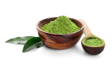 Beyaz arka planda pudralanmış kibrit çay ve kaşıkla kase