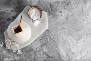 Grunge arka planında taze ve olgun hindistan cevizleri