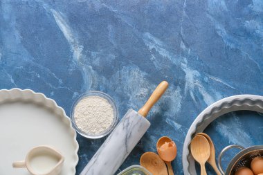 Fırını renklendirmek için mutfak gereçleri ve malzemeler