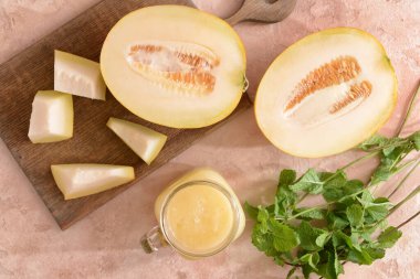 Renkli arkaplanda kavun püresi olan Mason kavanozu