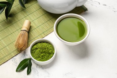 Hafif arkaplanda kibrit çayı ile kompozisyon