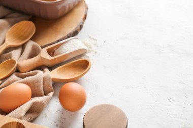 Hafif arka planda fırın hazırlamak için mutfak gereçleri ve malzemeler.