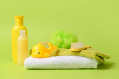 Renkli bebek için banyo aksesuarları