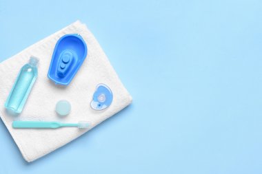 Renkli bebek için banyo aksesuarları