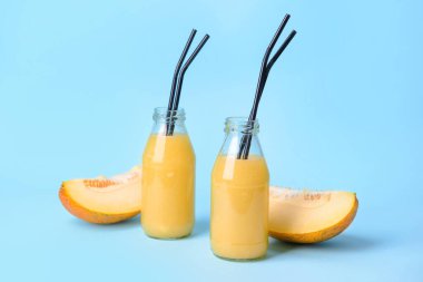 Renkli arkaplanda kavun püresi olan şişeler