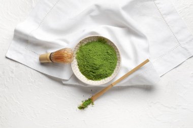 Pudralanmış kibrit çayı, chashaku ve chasen ile hafif arkaplanda kase