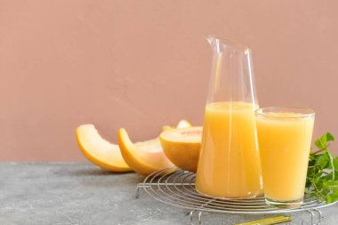 Masada kavun püresi ve cam sürahi.