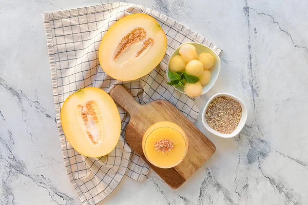 Cuenco Con Bolas Melón Vaso Batido Sobre Fondo Claro — Foto de Stock