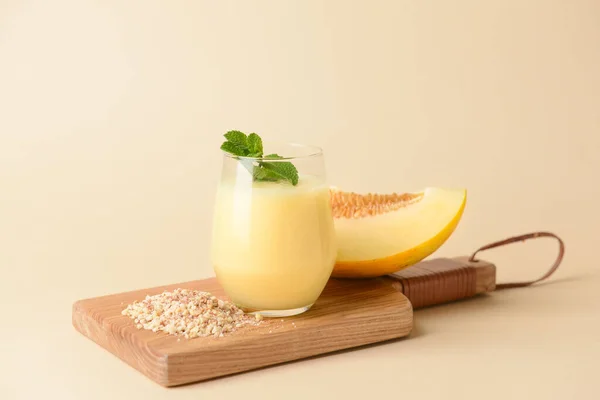 Vidrio Con Batido Melón Sobre Fondo Color — Foto de Stock