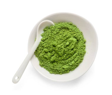 Beyaz arka planda pudralanmış kibrit çay ve kaşıkla kase