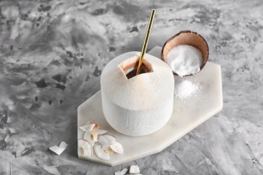 Grunge arka planında taze ve olgun hindistan cevizleri