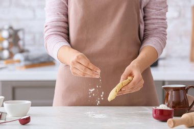 Kadın mutfaktaki masada para kazanıyor.