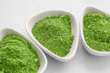 Hafif arka planda pudralanmış kibrit çayla dolu kaseler