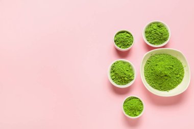 Arka planda pudralanmış kibrit çayla dolu kaseler