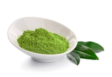 Pudralanmış kiraz çayı ve beyaz arka planda taze yapraklarla dolu bir kase.