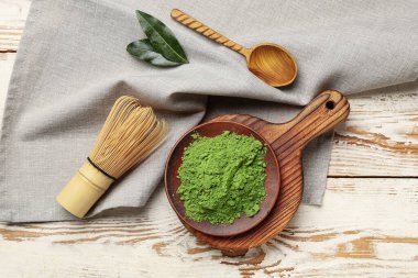 Hafif ahşap zemin üzerinde pudralanmış kibrit çayı ile kompozisyon