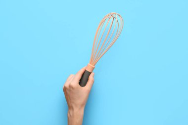 Renk arkaplanı çırpılmış kadın eli