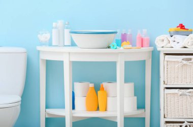 Modern banyonun içindeki bebek için farklı banyo aksesuarları.