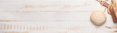 Beyaz ahşap zemin üzerinde taze buğday hamuru ve metin için boşluk
