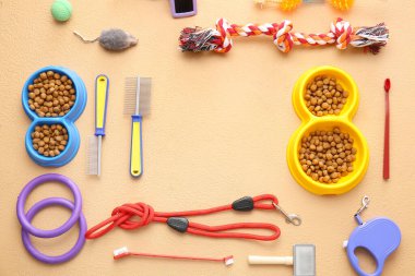 Renk arkaplanındaki farklı hayvan bakım aksesuarlarından yapılmış çerçeve