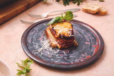 Renkli peynirli fırında patlıcan tabağı.