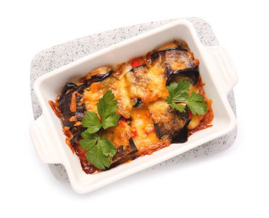 Beyaz arka planda lezzetli pişmiş sebze tabağı