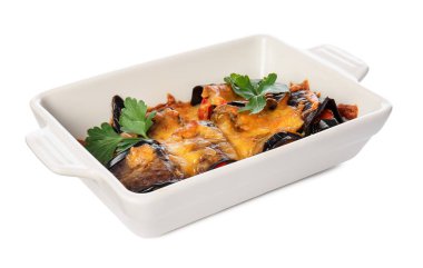 Beyaz arka planda lezzetli pişmiş sebze tabağı