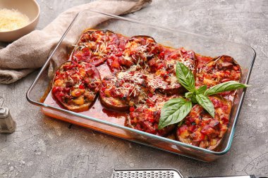 Arkaplanda lezzetli pişmiş sebze tabağı.