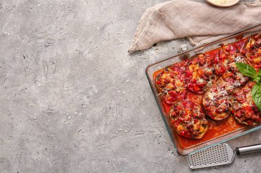 Arkaplanda lezzetli pişmiş sebze tabağı.