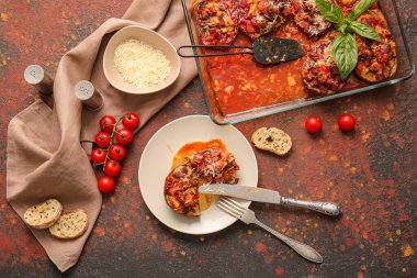 Arkaplanda lezzetli pişmiş sebze tabağı.