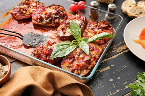 Koyu ahşap arka planda lezzetli sebze tabağı.