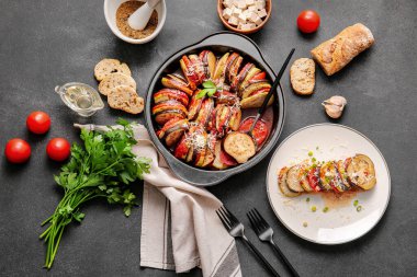 Koyu arkaplanda lezzetli fırında patlıcan ve domates tabağı