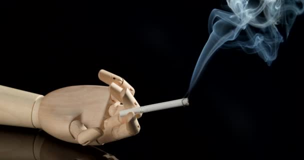 Mano Madera Con Cigarrillo Sobre Fondo Oscuro — Vídeo de stock