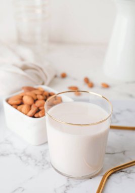 Bir bardak lezzetli badem sütü ve fındıklı fındık.
