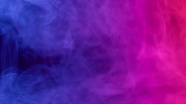 Koyu arkaplanda renk dumanı