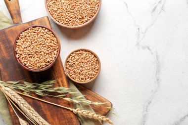 Açık arkaplanda buğday taneleri olan kaseler