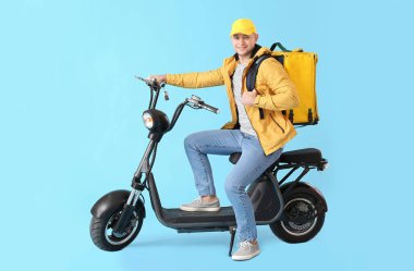 Renk arkaplanındaki yemek dağıtım servisi kuryesi