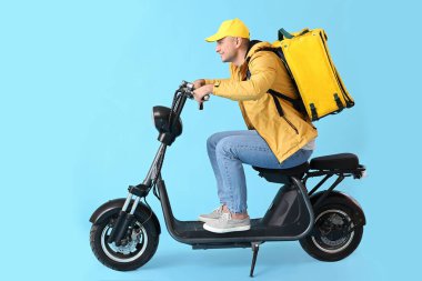 Renk arkaplanındaki yemek dağıtım servisi kuryesi