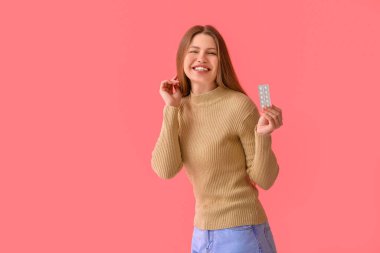 Renkli hapları olan güzel bir genç kadın.