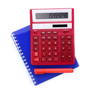 Beyaz arkaplanda modern hesap makinesi ve kırtasiye malzemesi